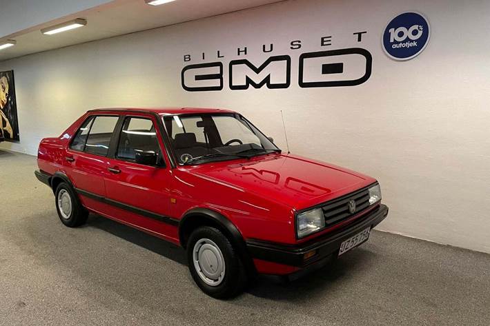 Rød VW Jetta fra 1988 set udefra
