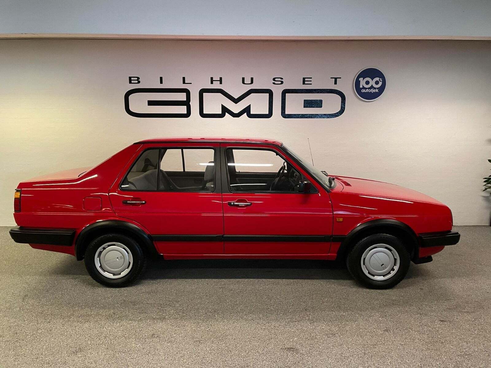 Rød VW Jetta fra 1988 set udefra