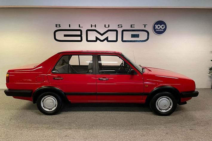 Rød VW Jetta fra 1988 set udefra