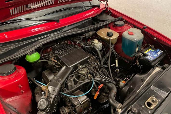 Rød VW Jetta fra 1988 set udefra