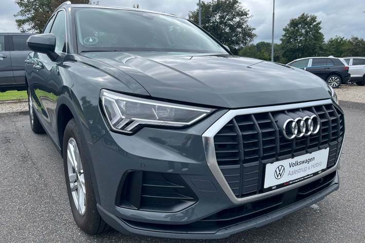 Grå Audi Q3 fra 2022