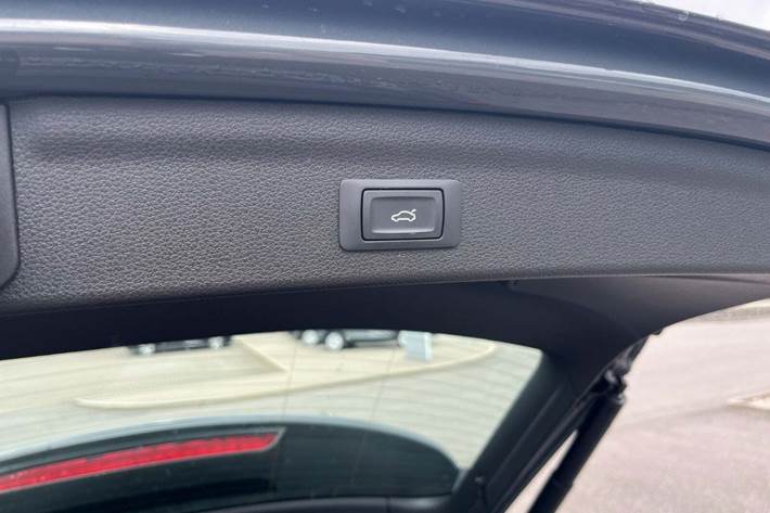 Grå Audi Q3 fra 2022