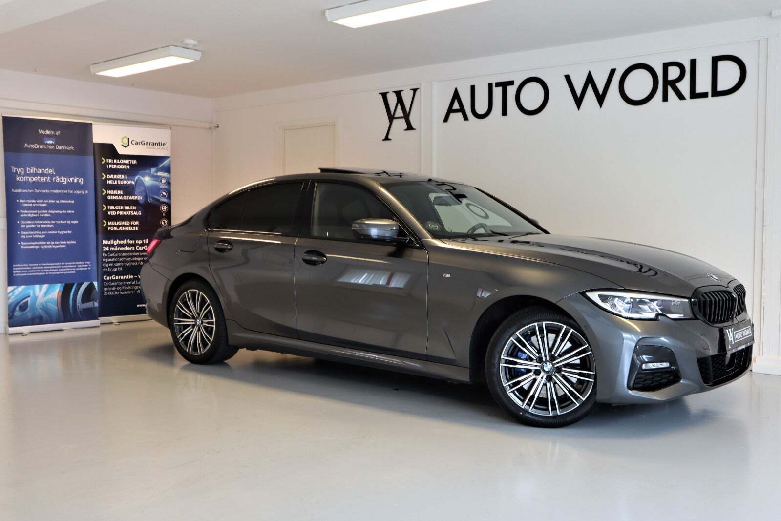 Grå BMW 330e fra 2019