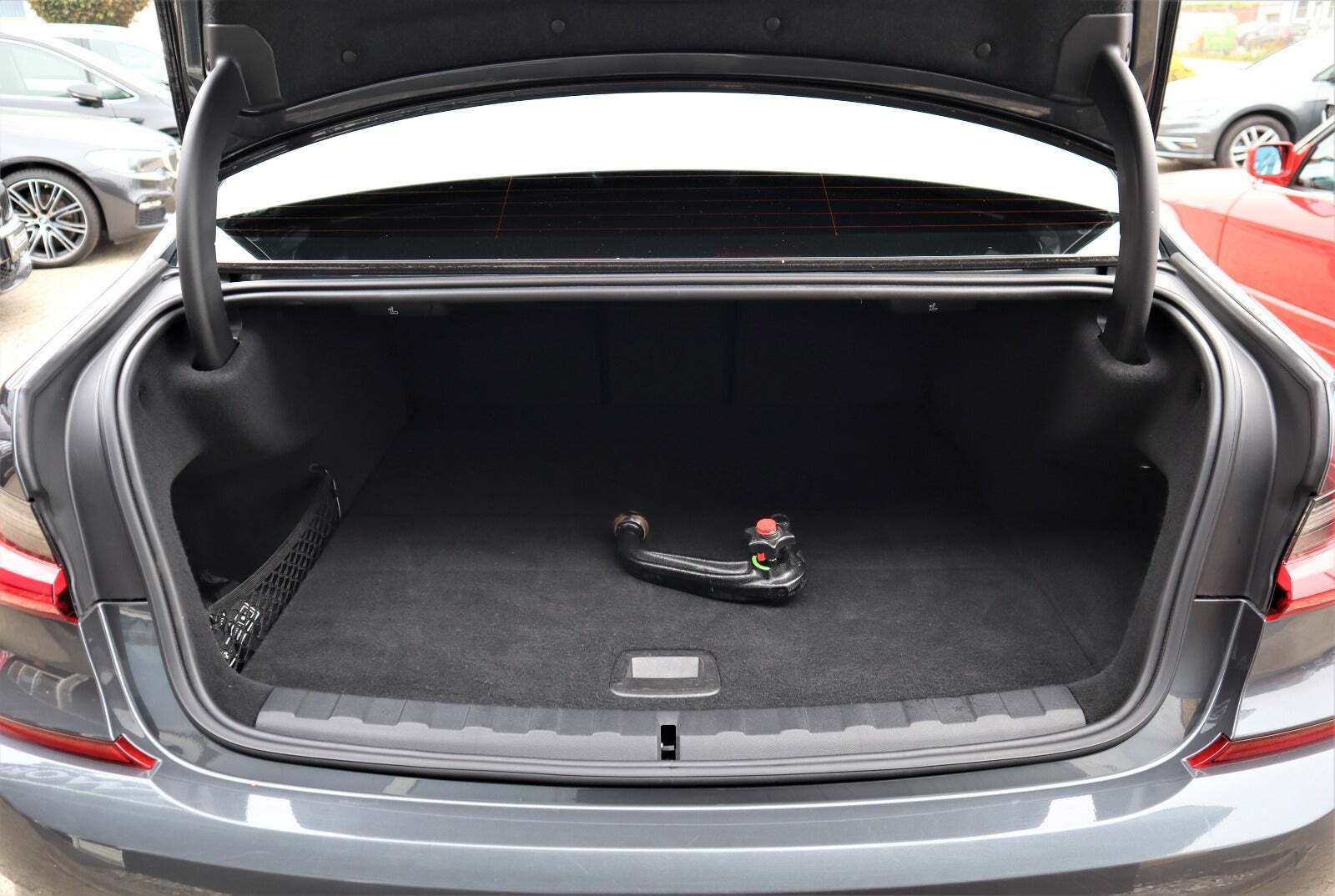 Grå BMW 330e fra 2019