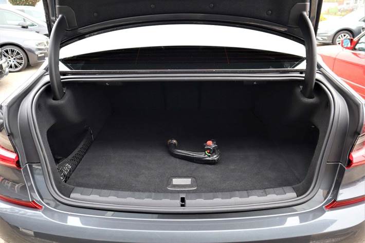 Grå BMW 330e fra 2019