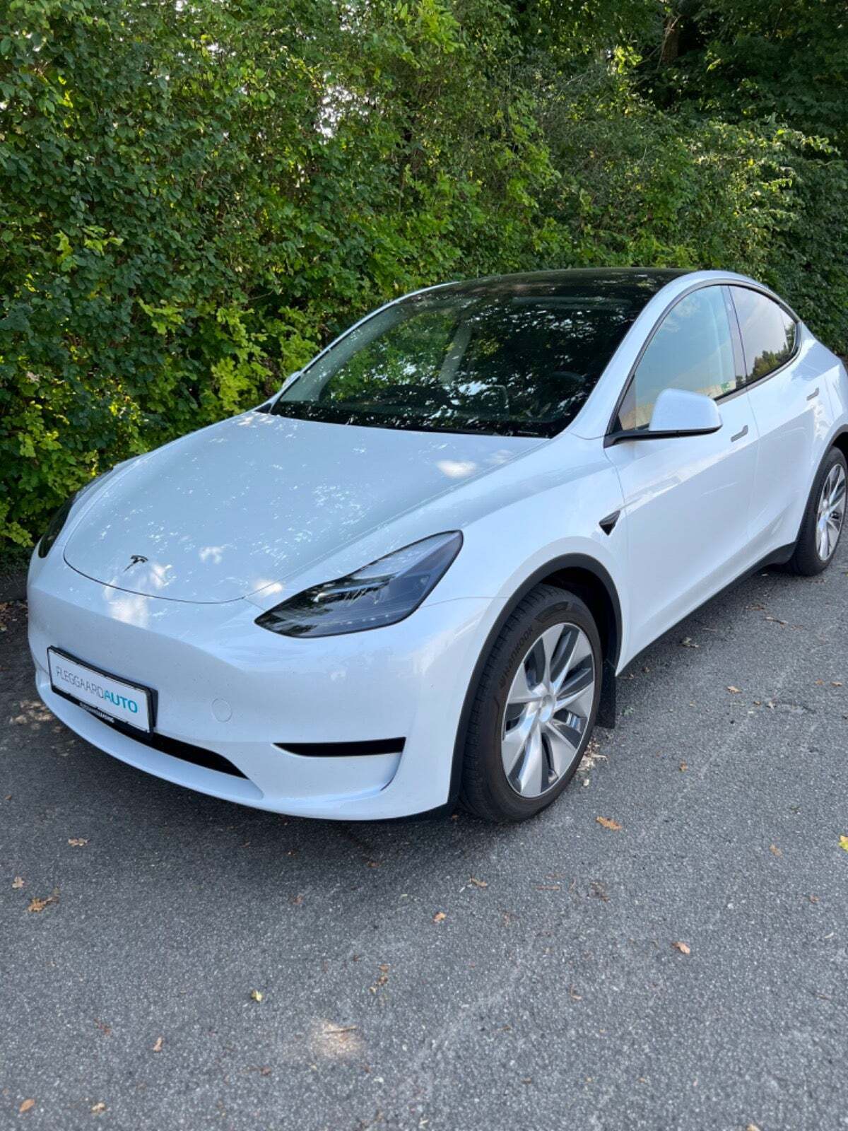 Hvid Tesla Model Y fra 2023