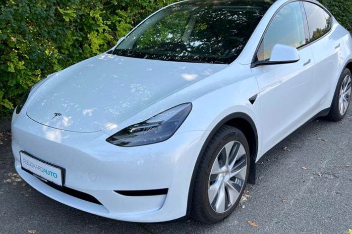 Hvid Tesla Model Y fra 2023