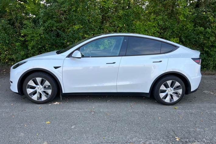Hvid Tesla Model Y fra 2023
