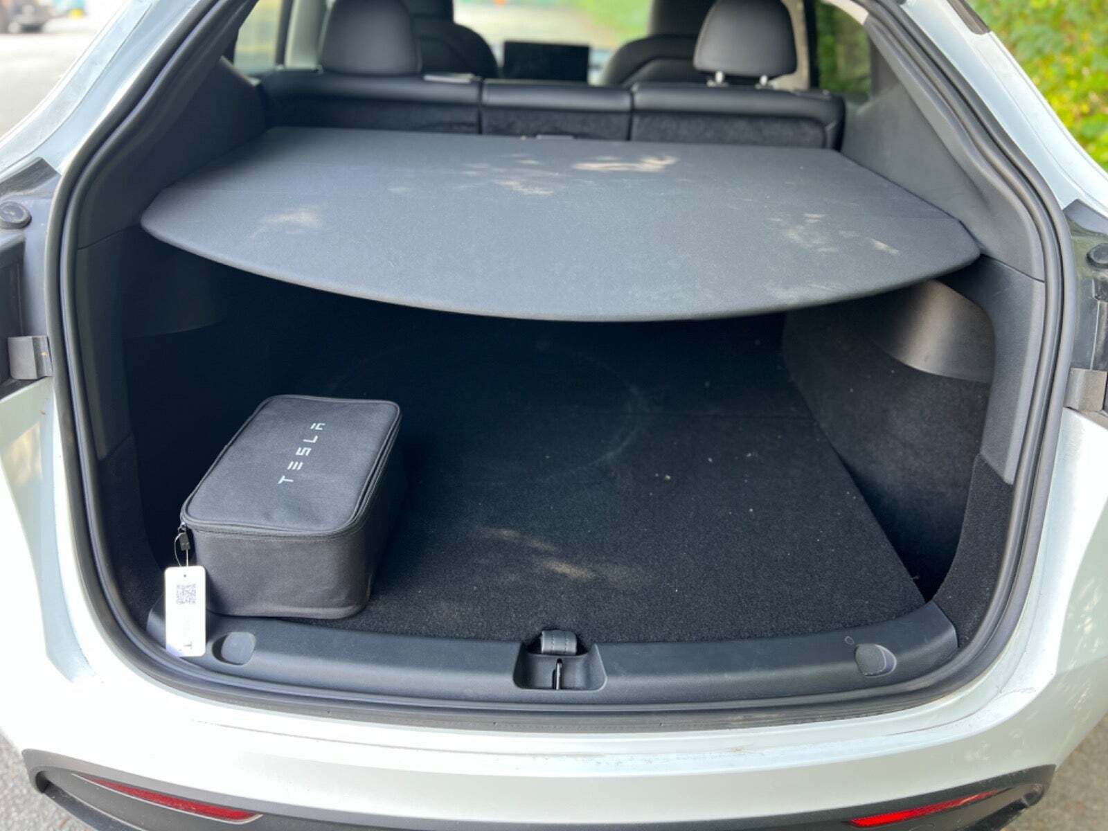 Hvid Tesla Model Y fra 2023