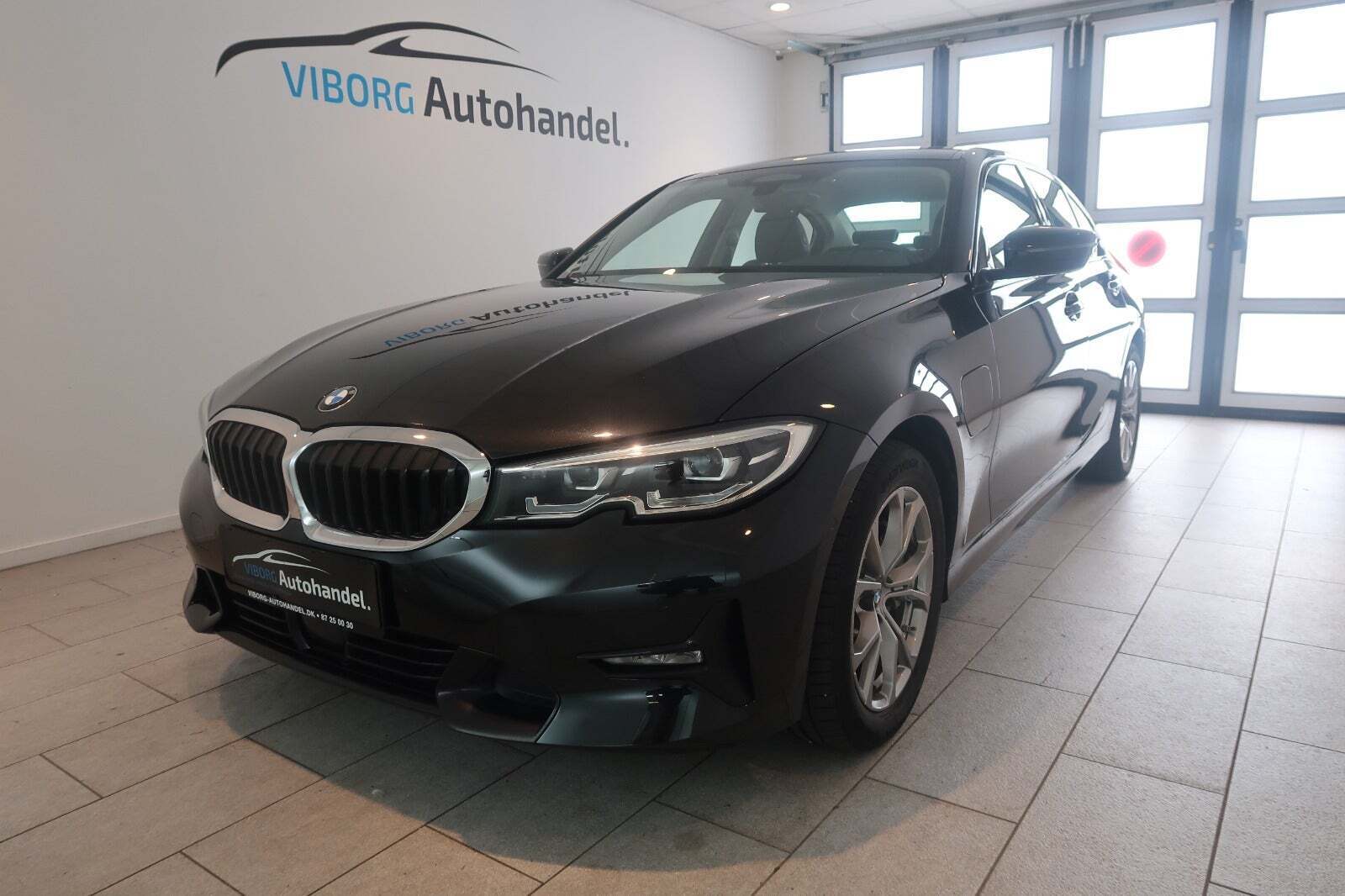 Grå BMW 330e fra 2021