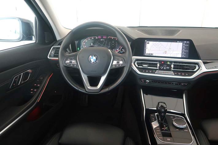 Grå BMW 330e fra 2021