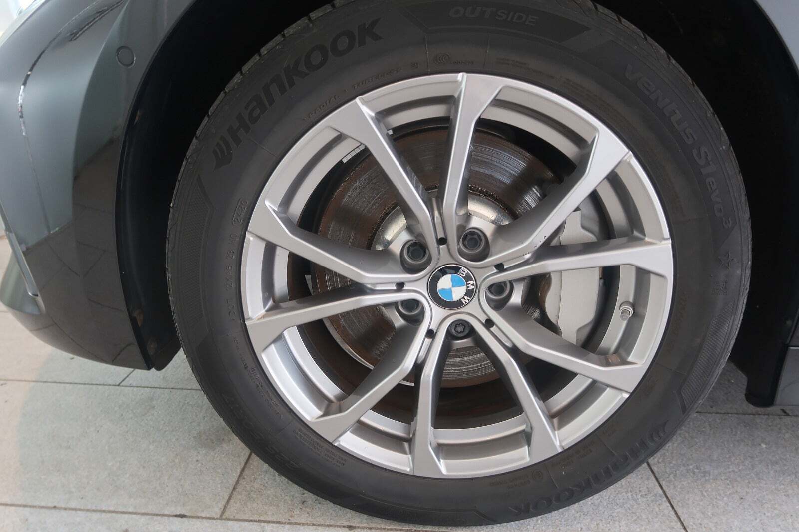 Grå BMW 330e fra 2021