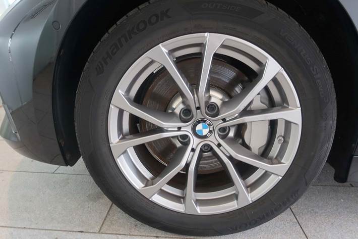 Grå BMW 330e fra 2021