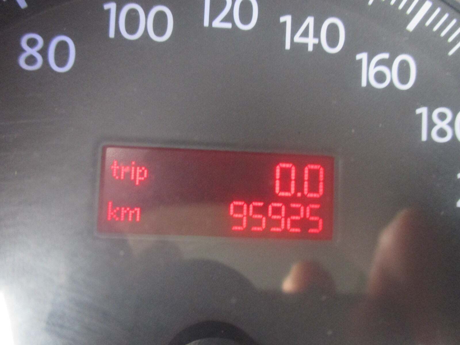 Sort VW New Beetle fra 2006 set indefra