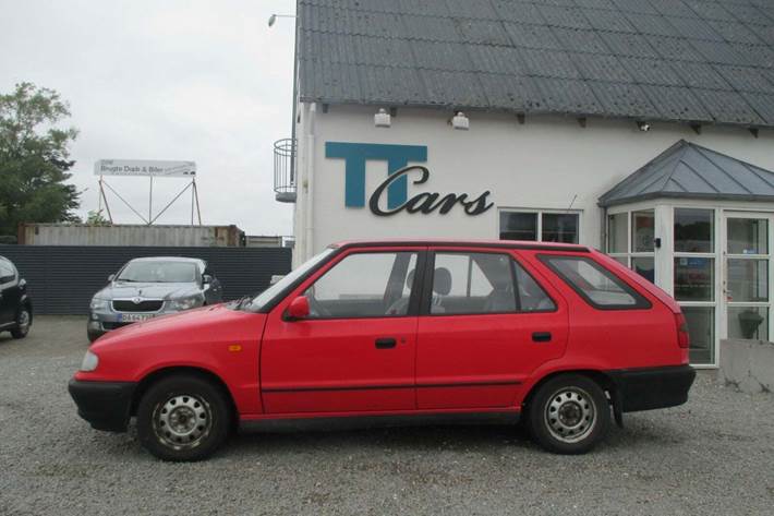 Rød Skoda Felicia fra 1997