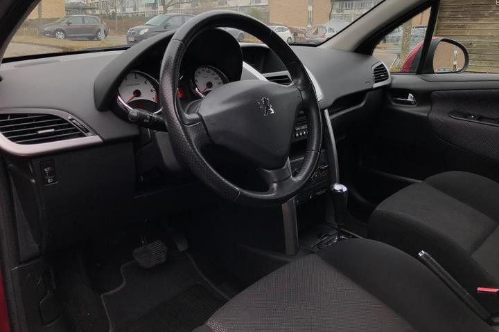 Rød Peugeot 207 fra 2008