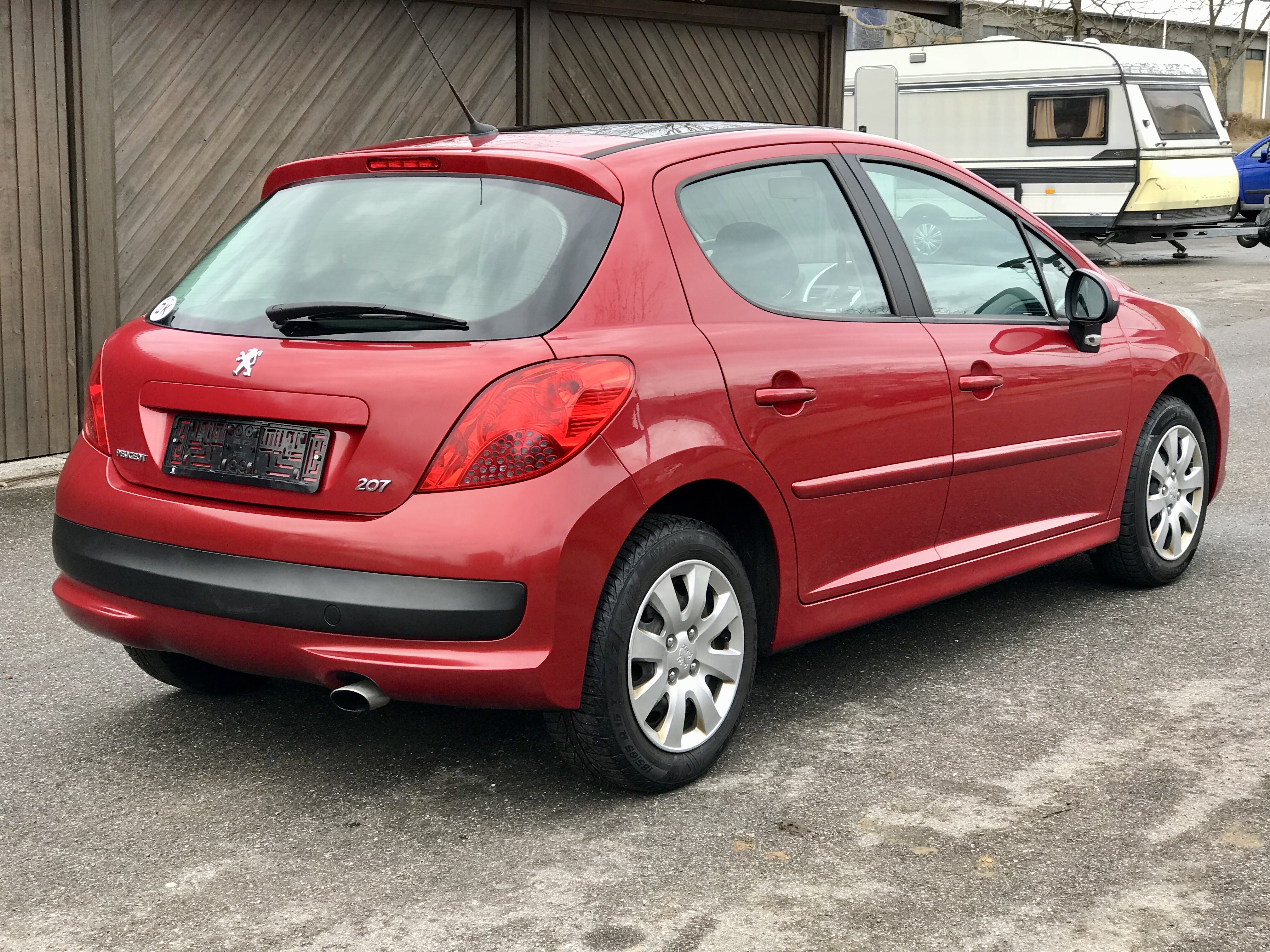 Rød Peugeot 207 fra 2008