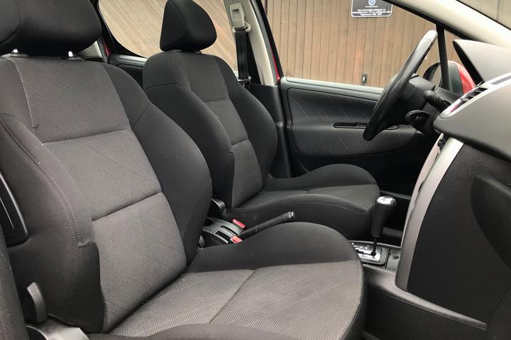 Rød Peugeot 207 fra 2008