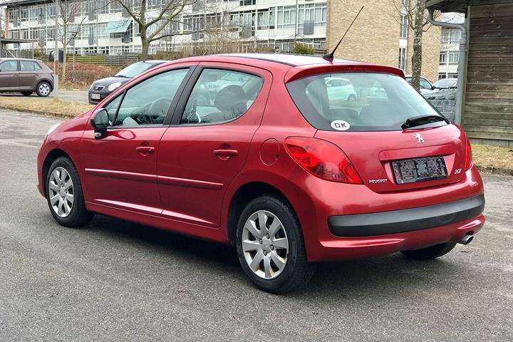 Rød Peugeot 207 fra 2008