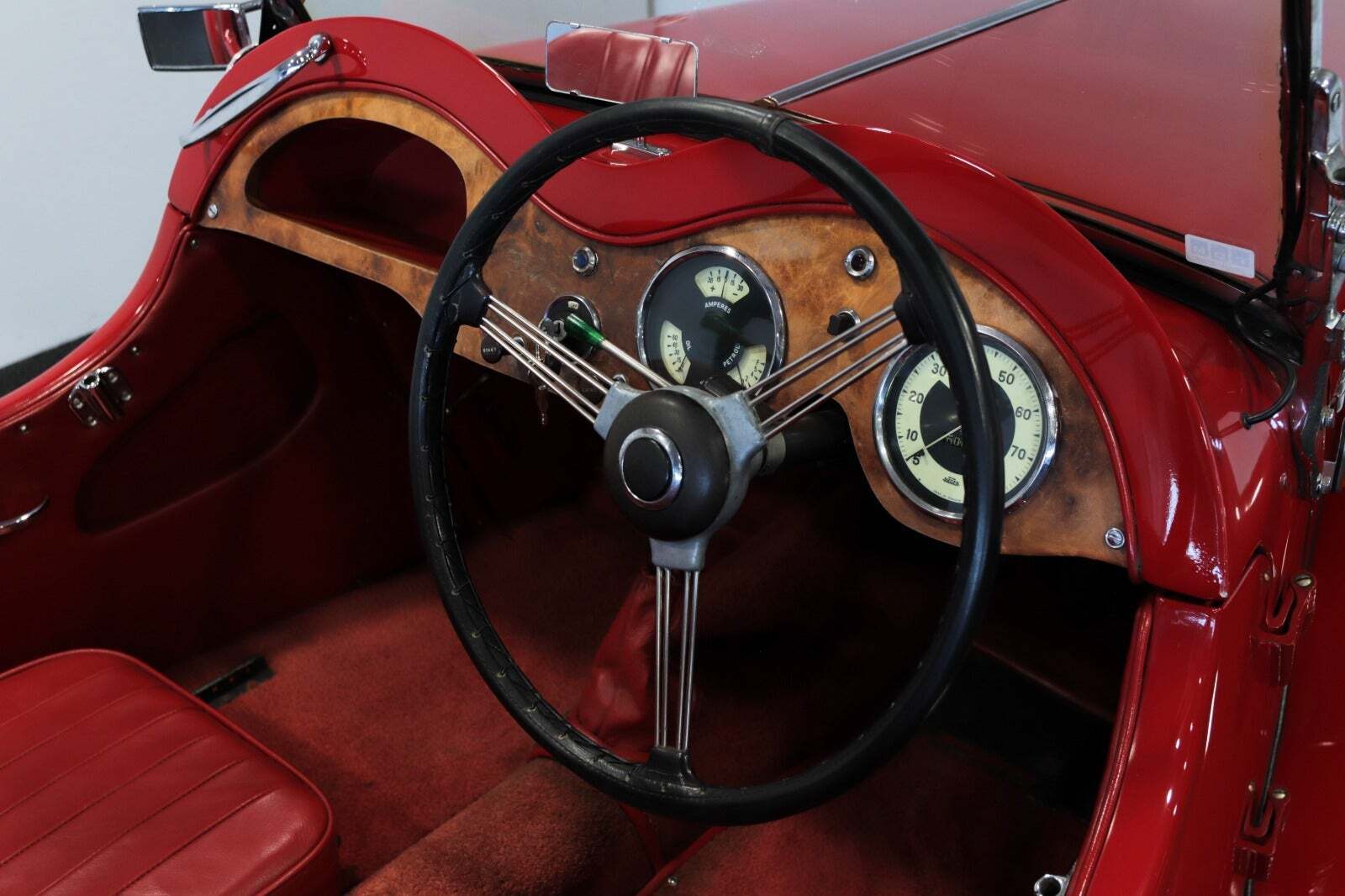 Rød Singer Nine fra 1951 set indefra