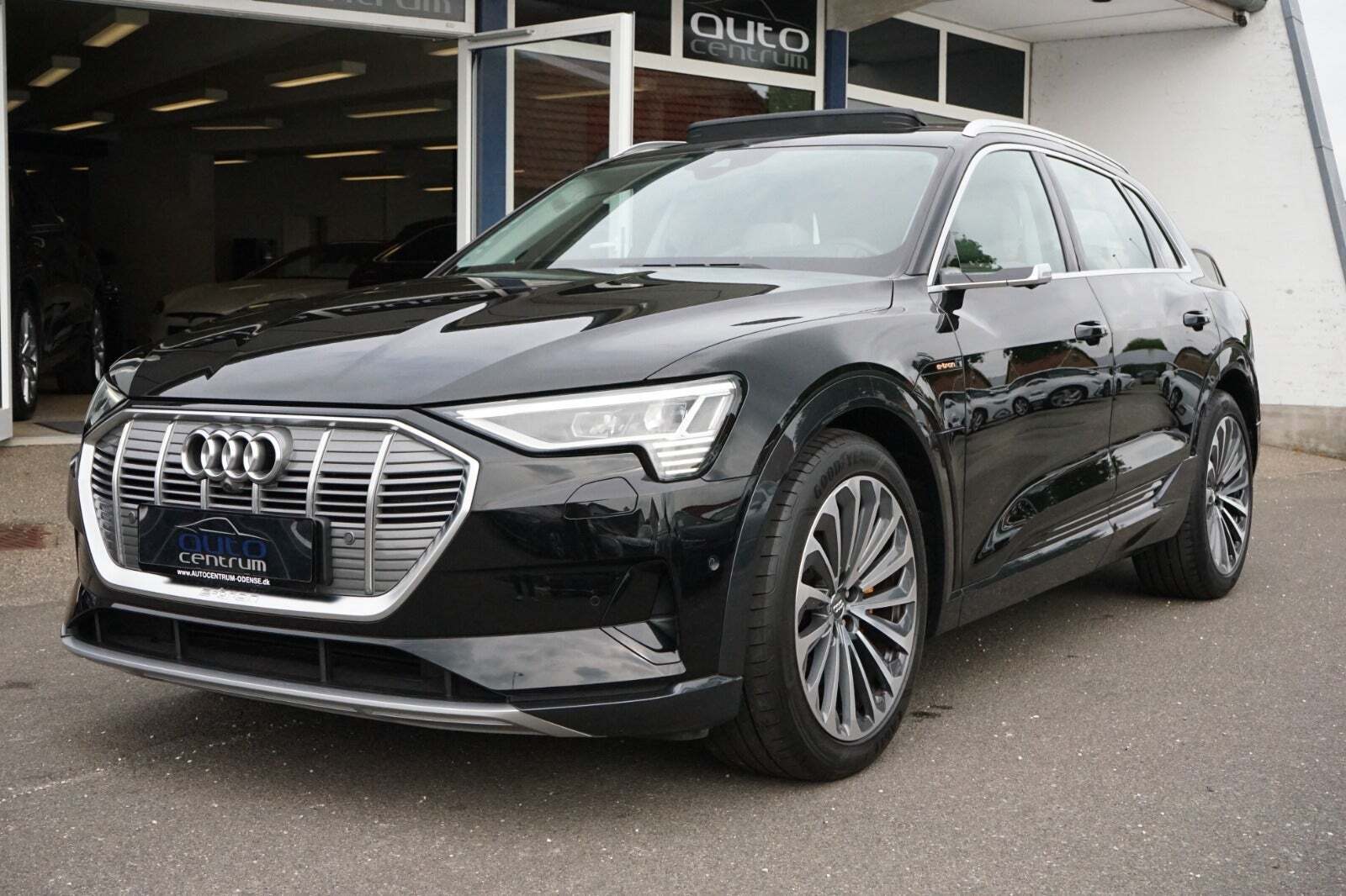 Grå Audi e-tron fra 2020