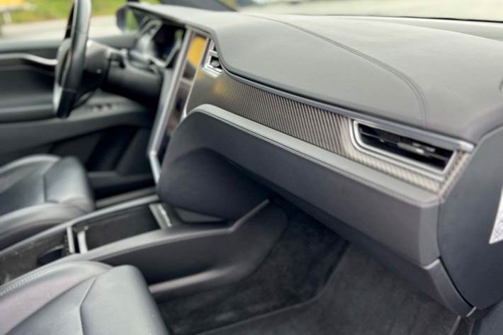 Sort Tesla Model X fra 2017