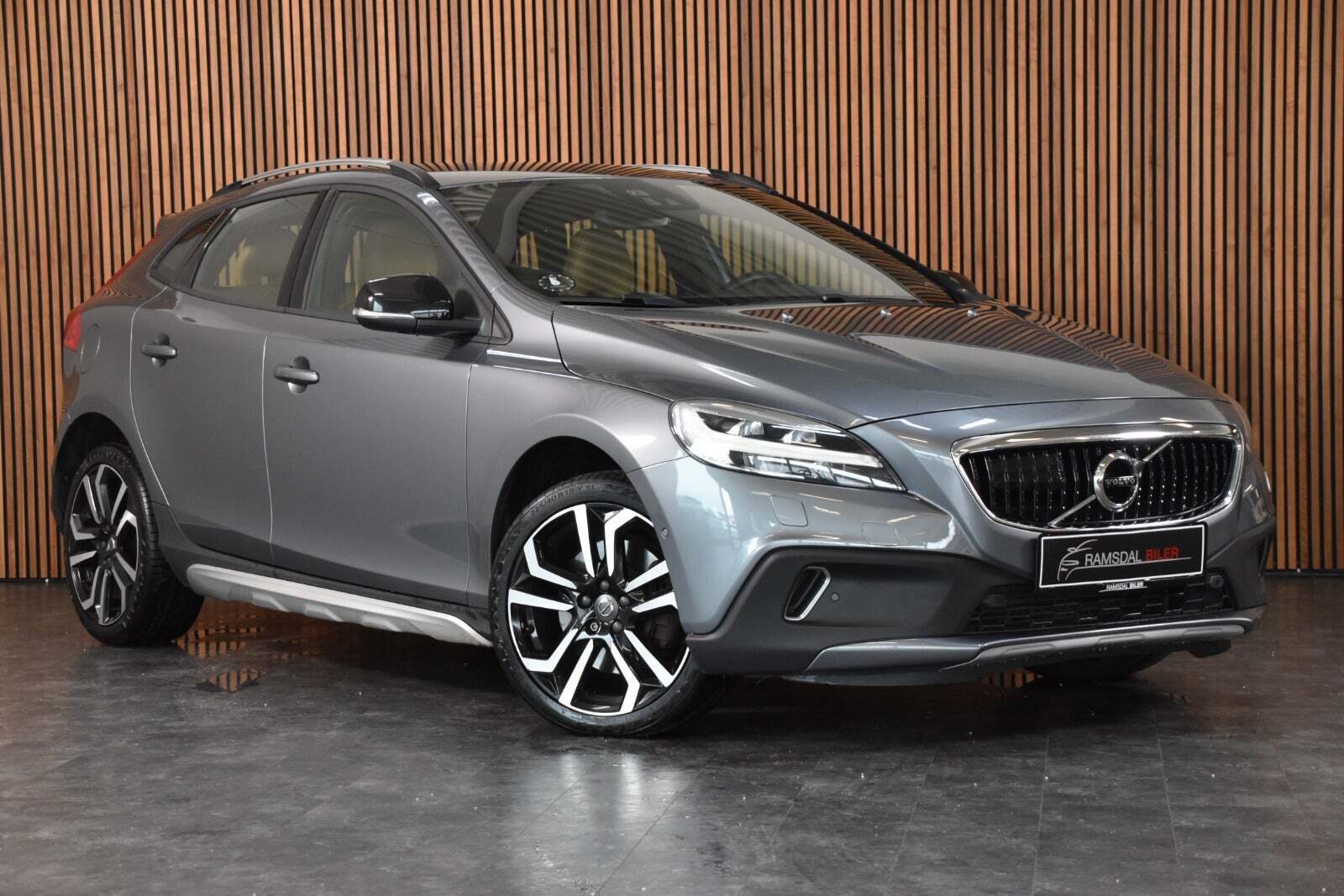 Grå Volvo V40 CC fra 2017