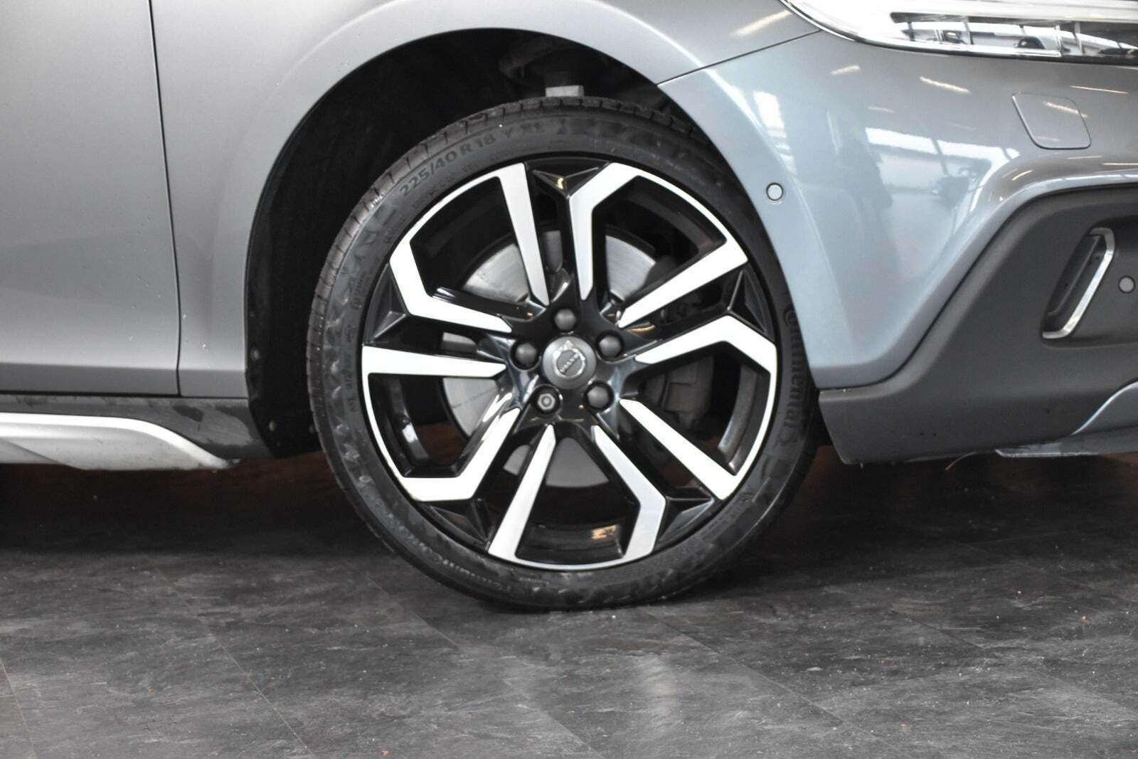 Grå Volvo V40 CC fra 2017