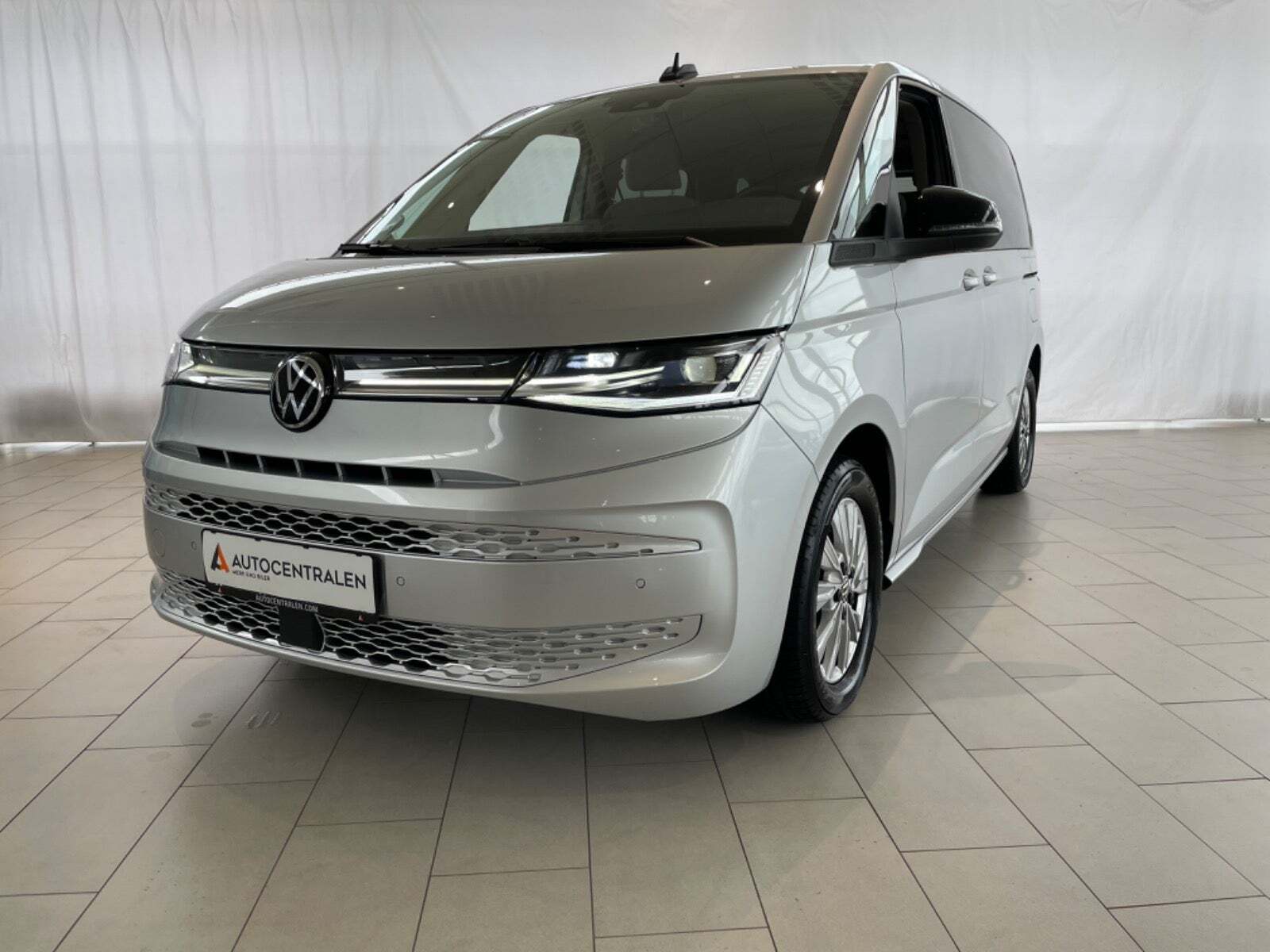 Grå VW Multivan fra 2023