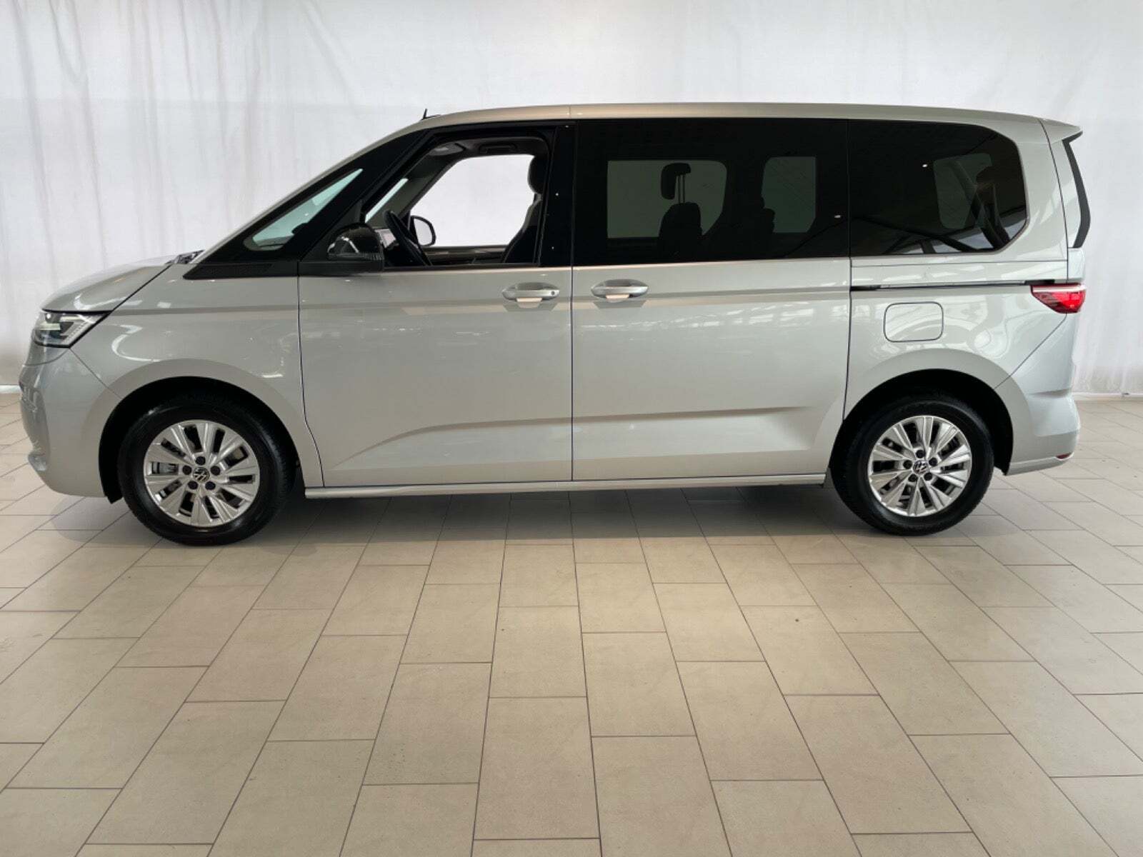 Grå VW Multivan fra 2023