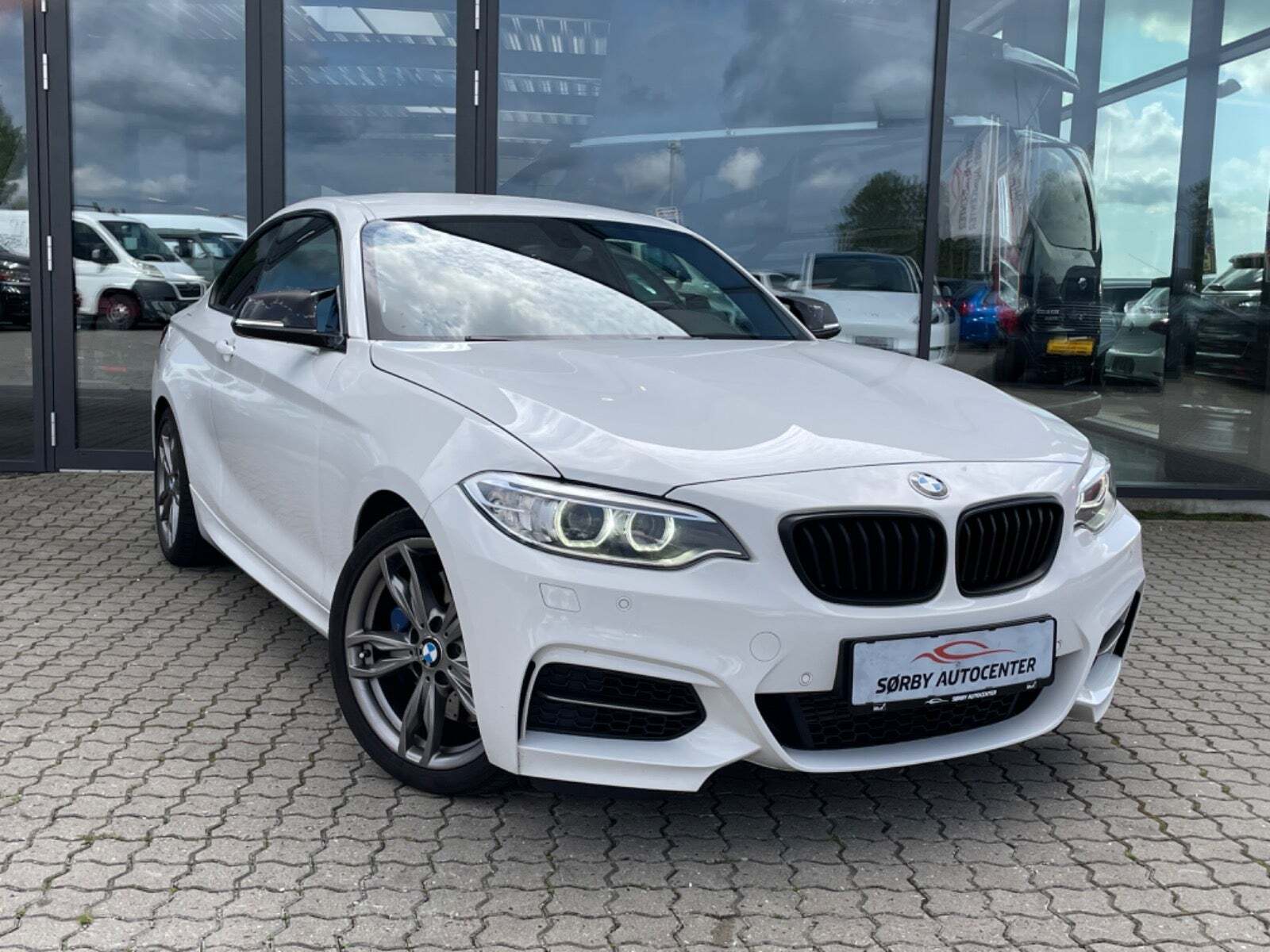 Hvid BMW M235i fra 2015