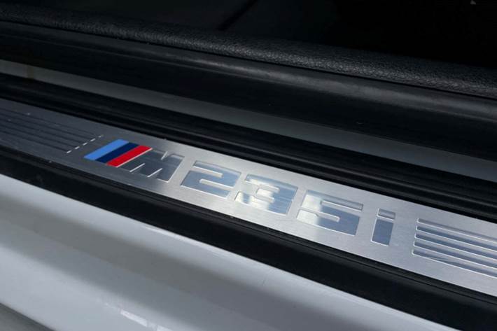 Hvid BMW M235i fra 2015