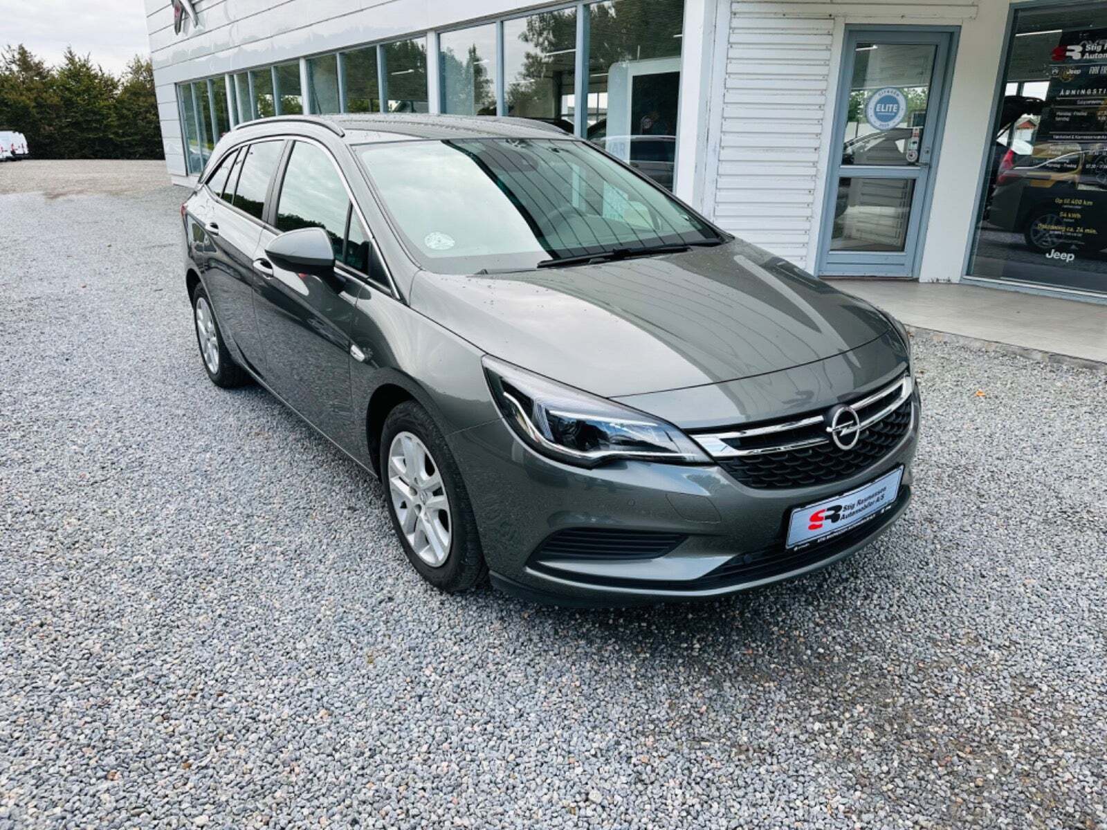 Beige Opel Astra fra 2019