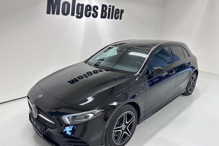 Sort Mercedes A250 e fra 2020 set udefra