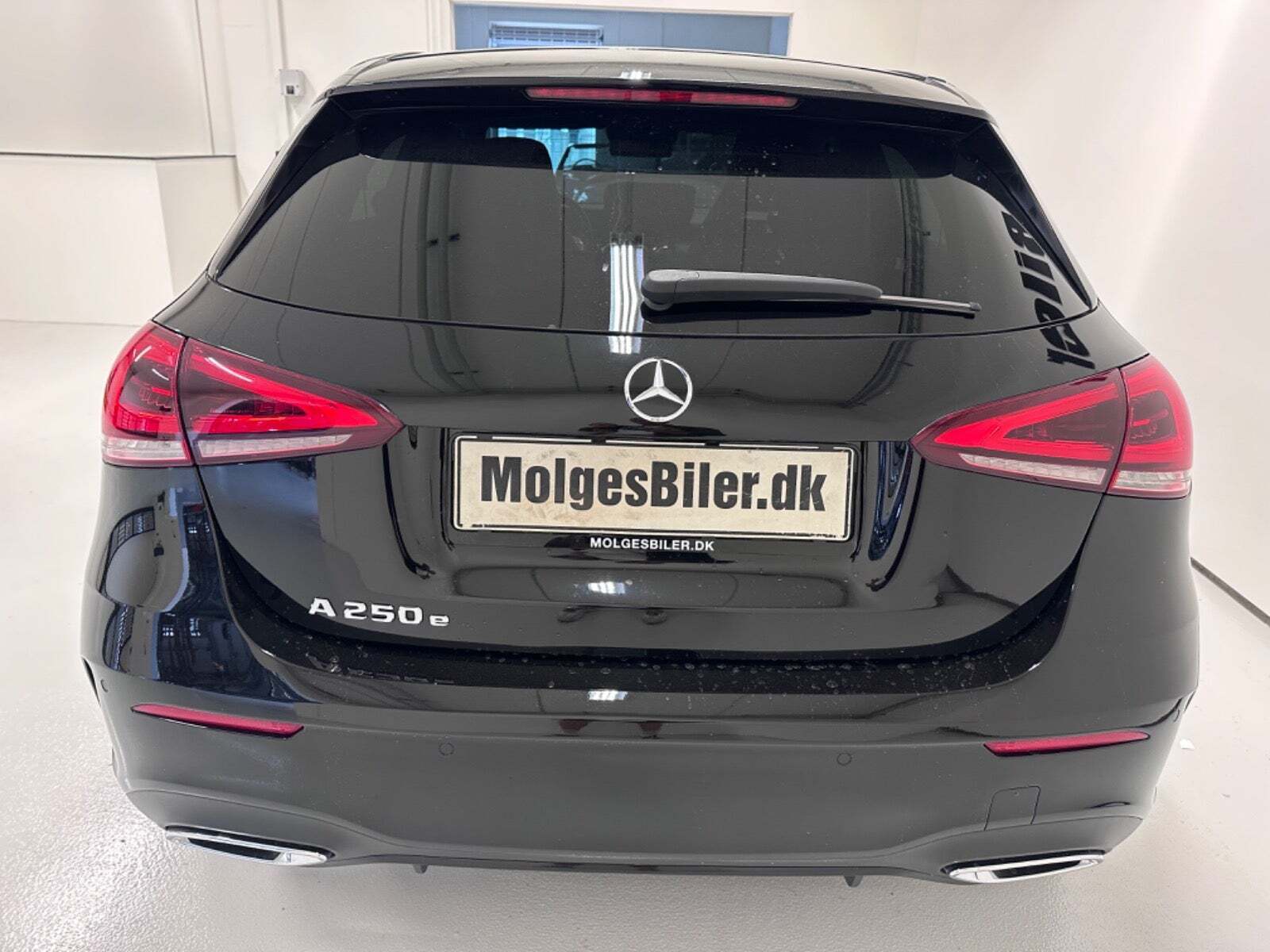 Sort Mercedes A250 e fra 2020 set udefra