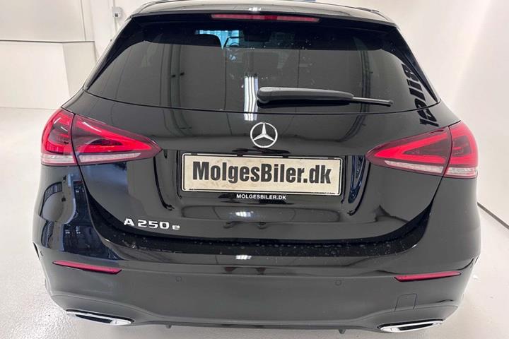 Sort Mercedes A250 e fra 2020 set udefra