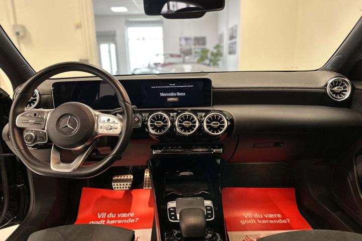 Sort Mercedes A250 e fra 2020 set indefra