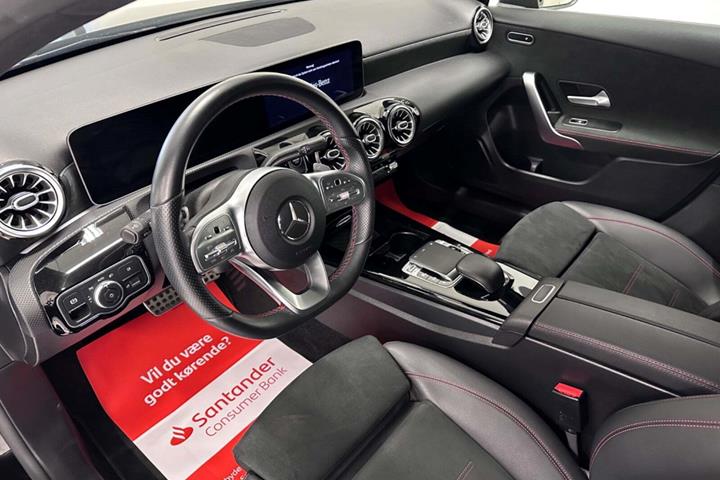 Sort Mercedes A250 e fra 2020 set indefra
