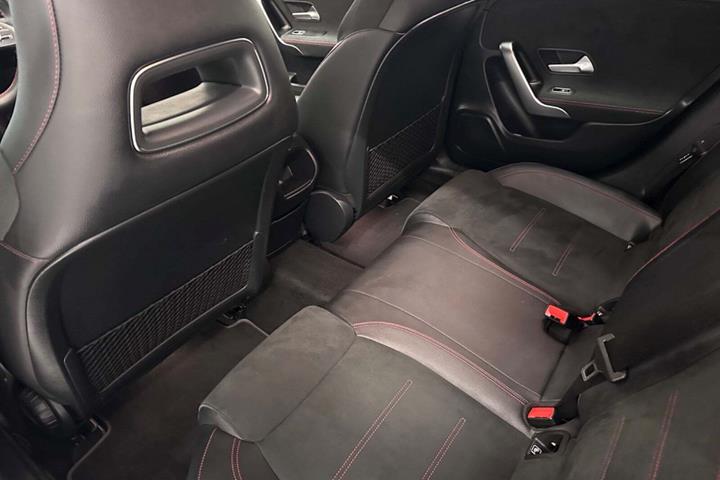Sort Mercedes A250 e fra 2020 set indefra