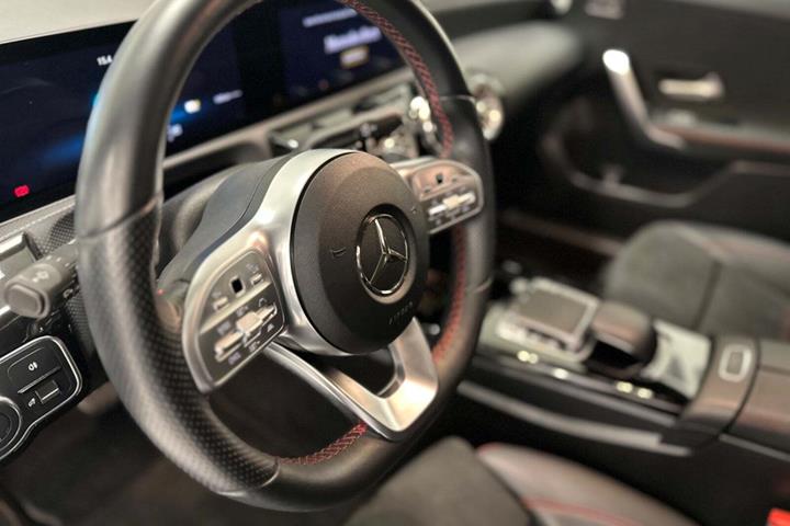 Sort Mercedes A250 e fra 2020 set indefra