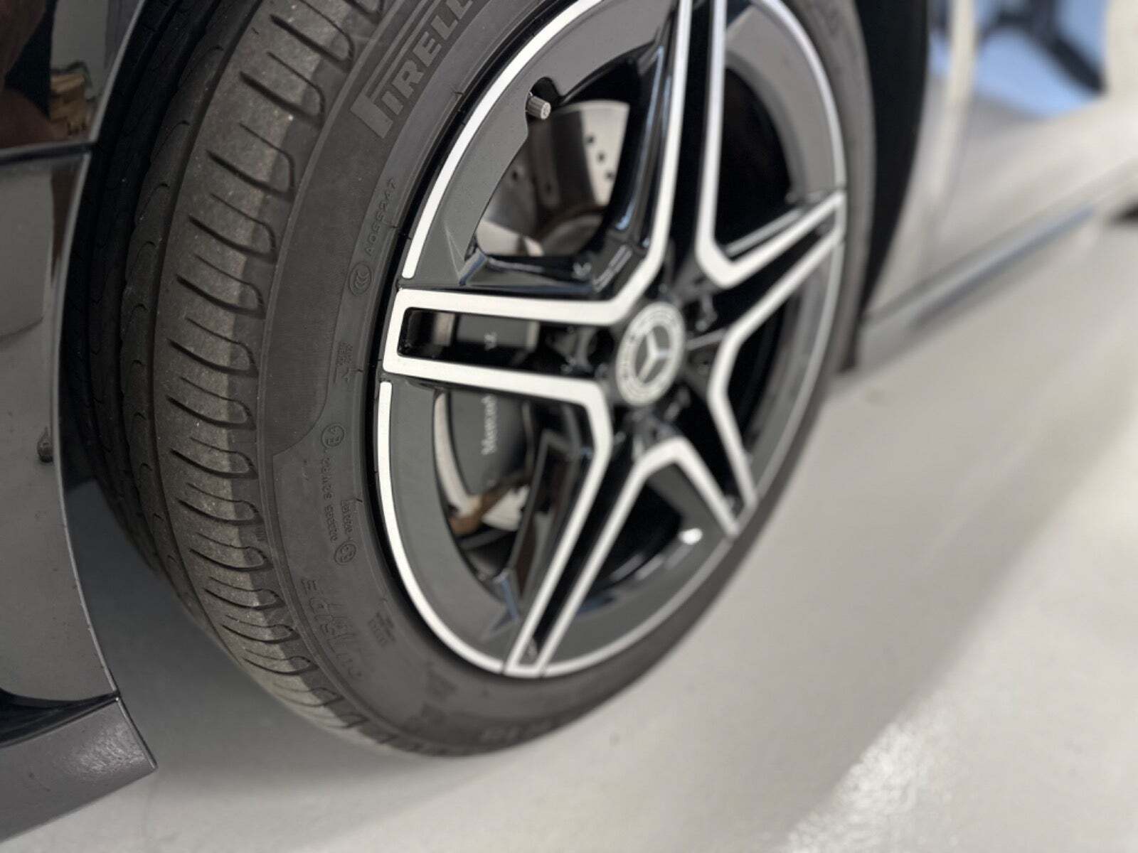 Sort Mercedes A250 e fra 2020 set udefra