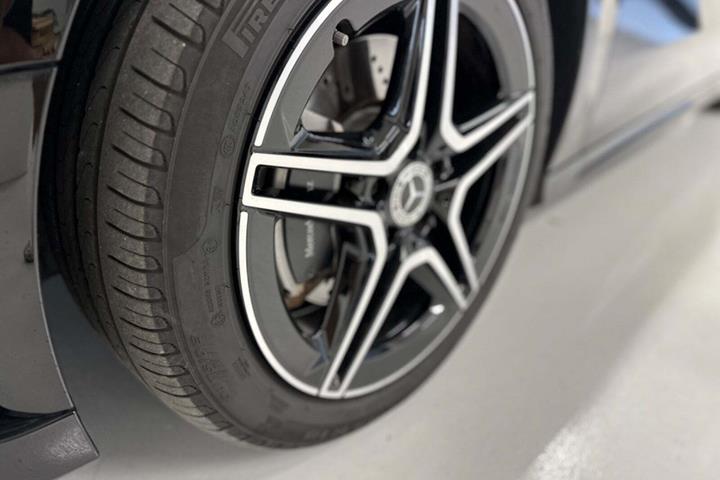 Sort Mercedes A250 e fra 2020 set udefra