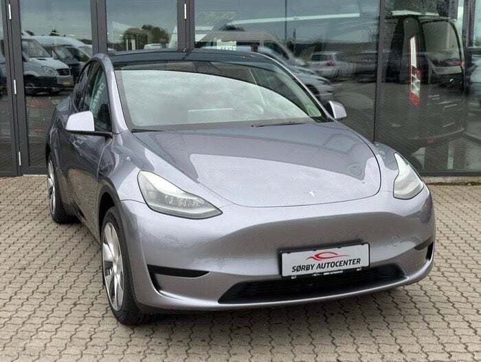 Grå Tesla Model Y fra 2023