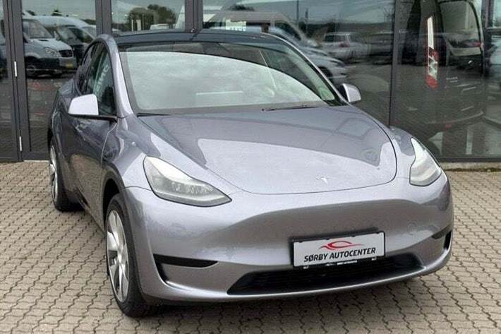 Grå Tesla Model Y fra 2023