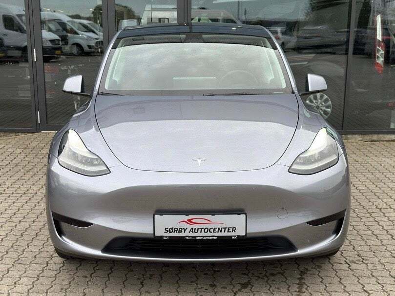 Grå Tesla Model Y fra 2023