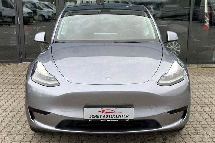 Grå Tesla Model Y fra 2023