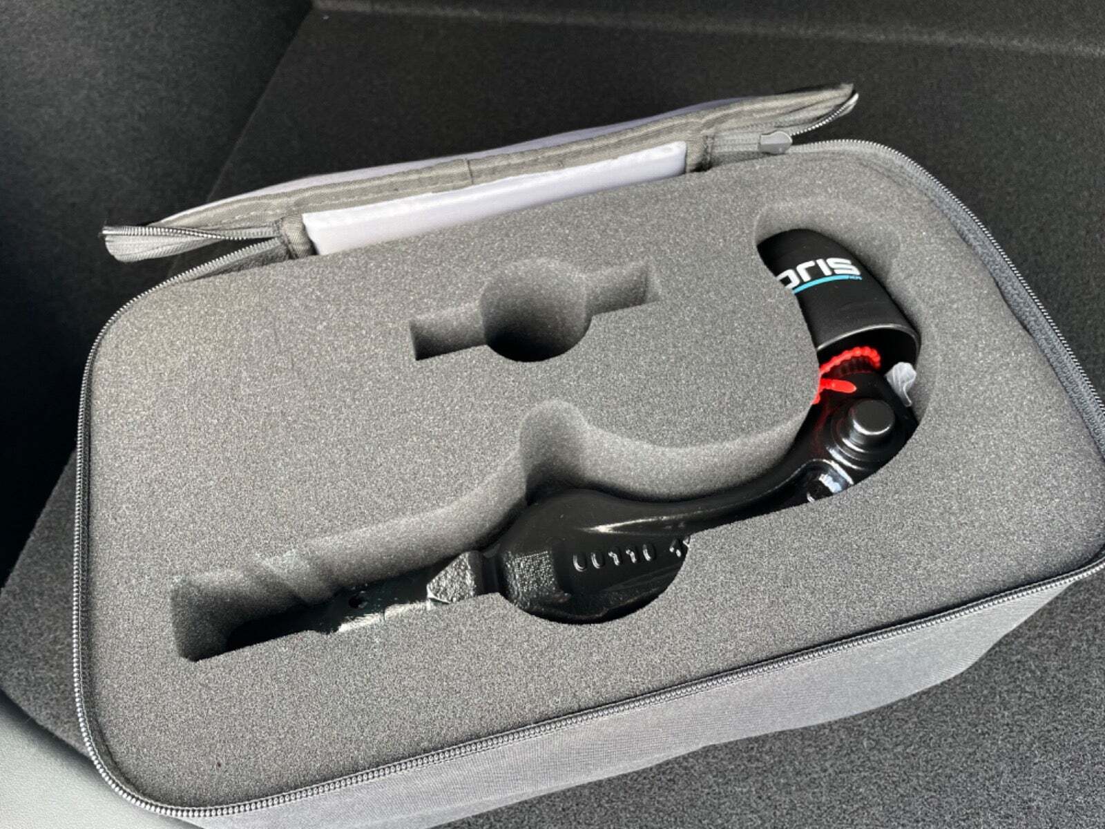 Grå Tesla Model Y fra 2023