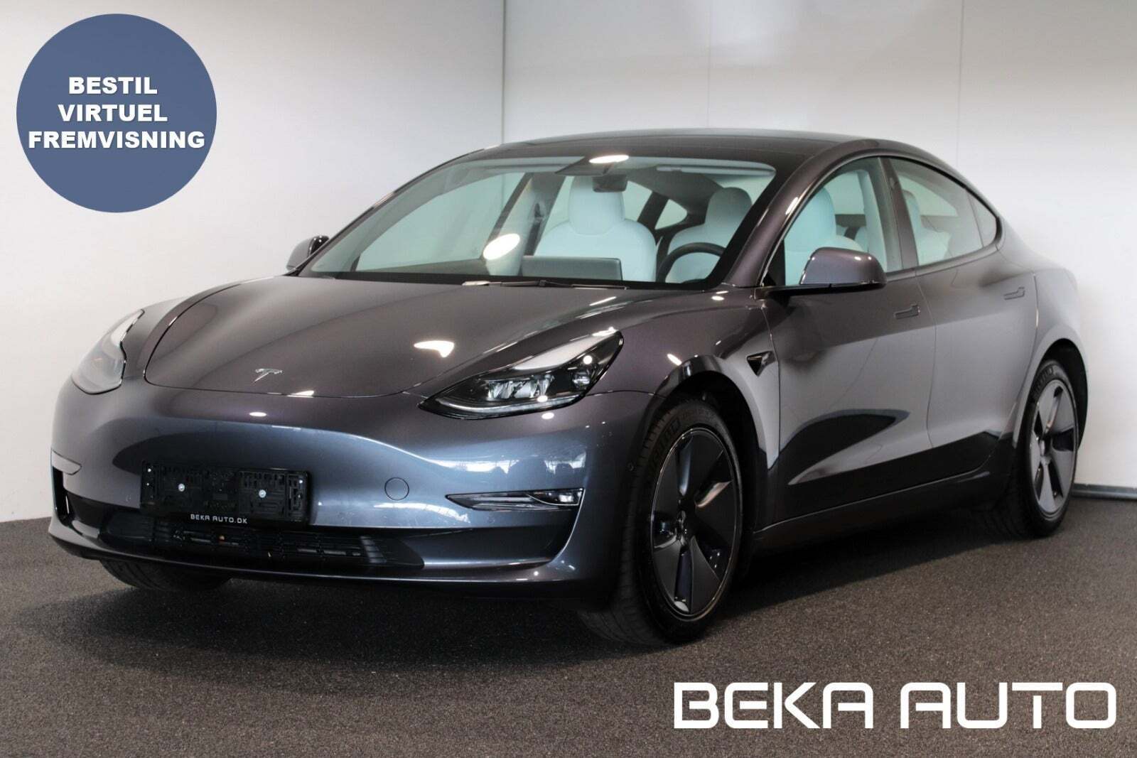 Grå Tesla Model 3 fra 2022