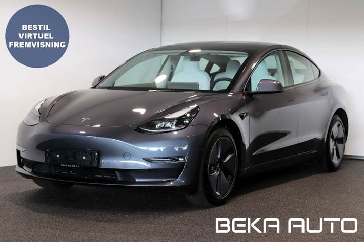 Grå Tesla Model 3 fra 2022