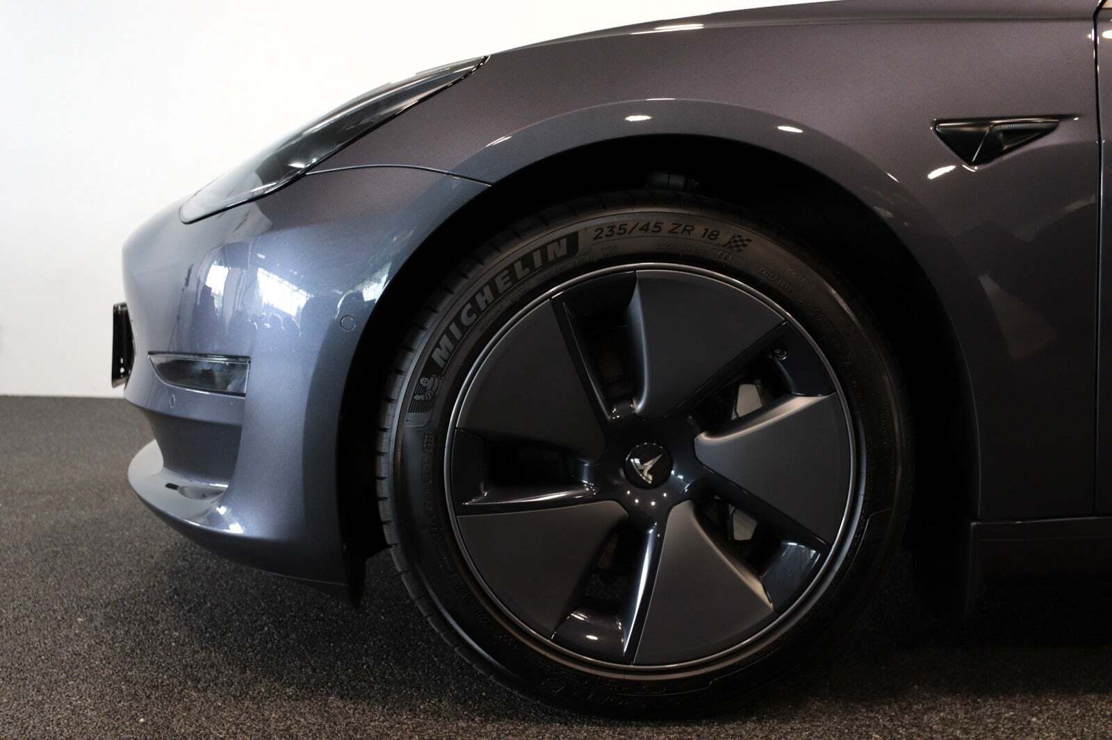 Grå Tesla Model 3 fra 2022